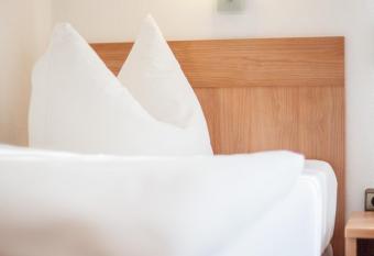 TM Hotel Dortmund Airport allows 18 year olds to book a room