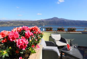 Atlantis Inn Castelgandolfo allows 18 year olds to book a room