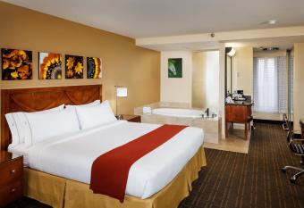 Holiday Inn Express Simi Valley By IHG has rooms with a private hot tub