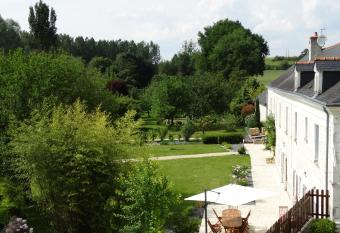 Moulin de reigner has Balcony rooms