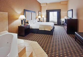 Holiday Inn Arlington Ne-Rangers Ballpark By IHG has rooms with a private hot tub