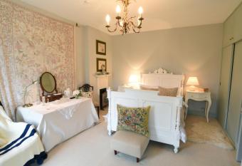 Ellesmere House allows 18 year olds to book a room