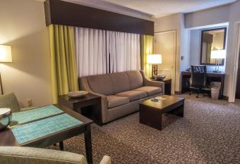 Holiday Inn Express & Suites Tampa-I-75 @ Bruce B. Downs has rooms with a private hot tub