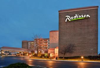 Hotel Rl Cleveland Airport West has Balcony rooms