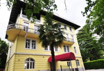 Hotel Villa Laurel has Balcony rooms