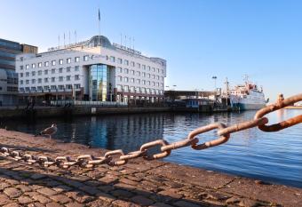 Elite Hotel Marina Plaza allows 18 year olds to book a room
