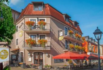 Hotel Restaurant Zum Schwan allows 18 year olds to book a room