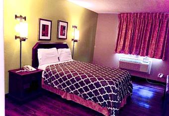 Econo Lodge allows 18 year olds to book a room