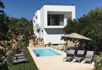 Villa Voukithro has Balcony rooms