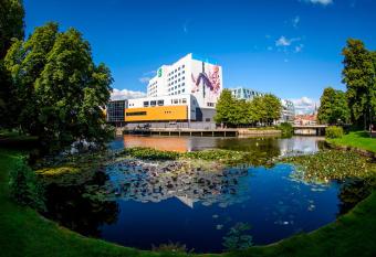 Quality Hotel Grand, Bor  s allows 18 year olds to book a room