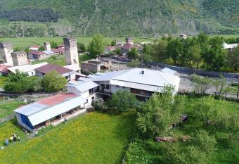 Maia s Guesthouse has rooms with a private hot tub