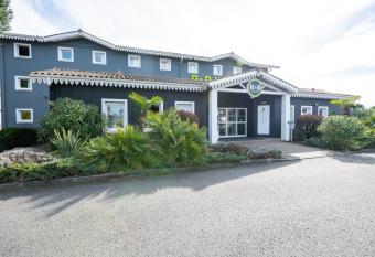 B&B HOTEL Bordeaux M  rignac A  roport allows 18 year olds to book a room