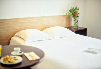 Zenitude H  tel-R  sidences B  ziers Centre allows 18 year olds to book a room