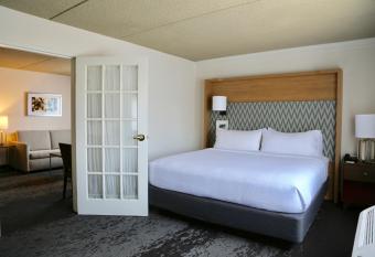 Holiday Inn Salem (I-93 At Exit 2) has rooms with a private hot tub