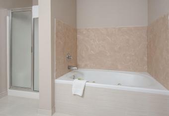 Holiday Inn Express & Suites San Antonio Rivercenter Area has rooms with a private hot tub