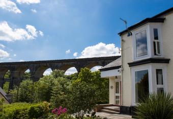 The Grange Guesthouse, Cefn-Coed has Balcony rooms