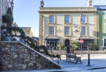 Top Joe s Townhouse allows 18 year olds to book a room