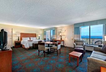 Hampton Inn Lake Havasu City has rooms with a private hot tub
