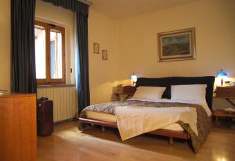 Fattoria La Vasella B&B has rooms with a private hot tub