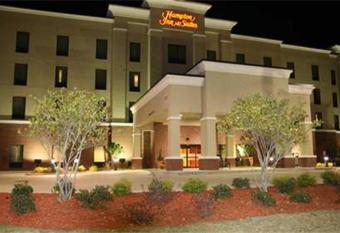 Hampton Inn & Suites McComb has rooms with a private hot tub