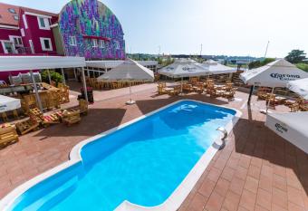 Hostel Zr  e allows 18 year olds to book a room