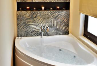 B&B Betulla dell Etna has rooms with a private hot tub