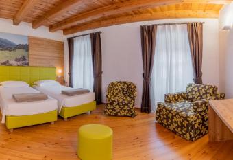 Palazzo Lodron Bertelli. Dimora Storica & Spa has rooms with a private hot tub