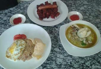 Bumbung Sari Villa has rooms with a private hot tub