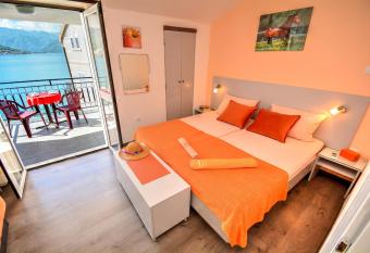 Apartment The Sea Coast allows 18 year olds to book a room