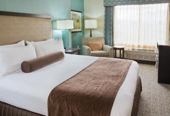 Crowne Plaza Anchorage-Midtown has rooms with a private hot tub