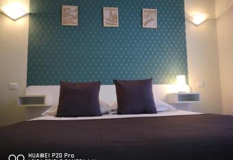 H  tel Trianon Tours allows 18 year olds to book a room