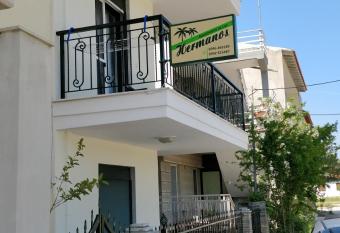 Hermanos has Balcony rooms