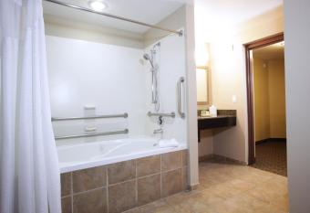 Holiday Inn Phoenix - Chandler By IHG has rooms with a private hot tub