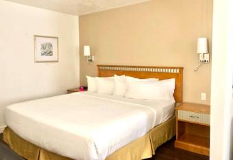 SureStay Plus Hotel by Best Western Albuquerque I-40 Eubank allows 18 year olds to book a room