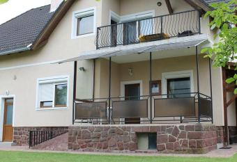 M  rta Apartman has Balcony rooms