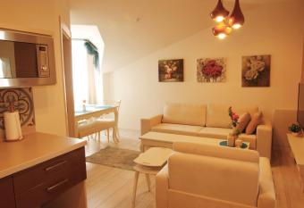 Zin D Home Otel Cekmek  y allows 18 year olds to book a room