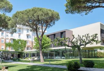 MarePineta Resort allows 18 year olds to book a room