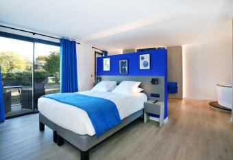 Logis H  tel & Spa D  jeunez Sous L Arbre has rooms with a private hot tub