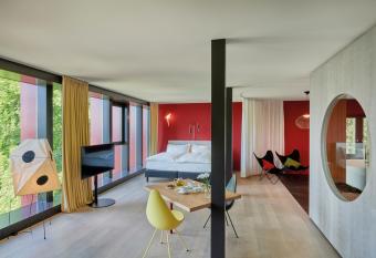 Sorell Hotel Rigiblick - Studios & Spa Suites has rooms with a private hot tub