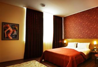 Hotel Austria has rooms with a private hot tub