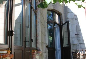 Hostel MIF has Balcony rooms