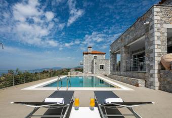 Asanti Villas allows 18 year olds to book a room