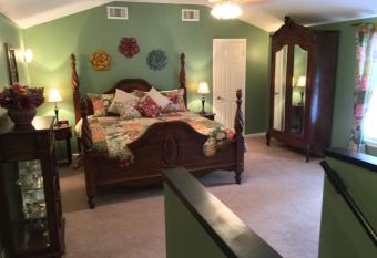 Maple Creek Bed&Breakfast has rooms with a private hot tub