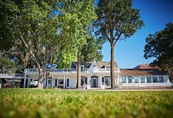Parry Lodge has Balcony rooms