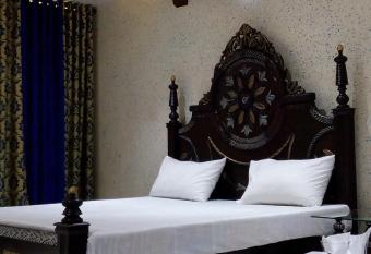 Grand Palace Hotel allows 18 year olds to book a room