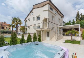 Villa Stephany has Balcony rooms