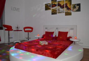 Auberge Les Glycines has rooms with a private hot tub