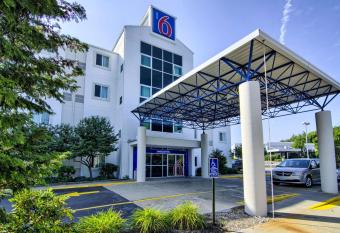 Motel 6 Portsmouth Nh allows 18 year olds to book a room