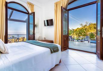 Terrazza Iride has Balcony rooms