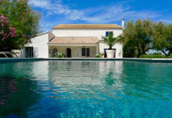 Mas des Cabidoules allows 18 year olds to book a room